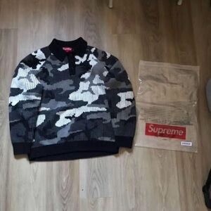 Supreme Men's Black and Gray Camouflage Crewneck Sweater